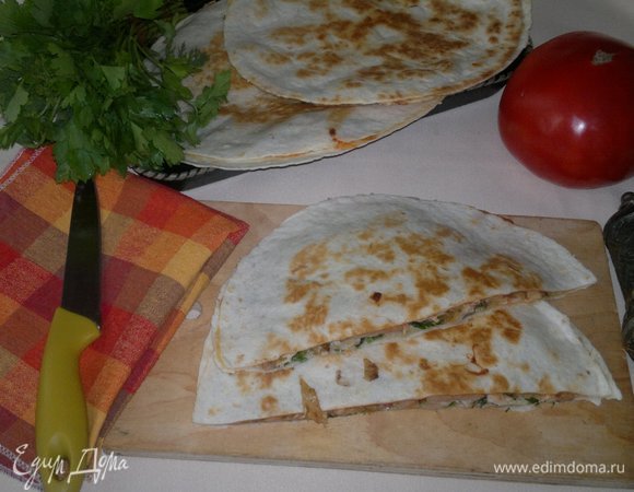 Кесадилья с курицей, зеленью и острым соусом