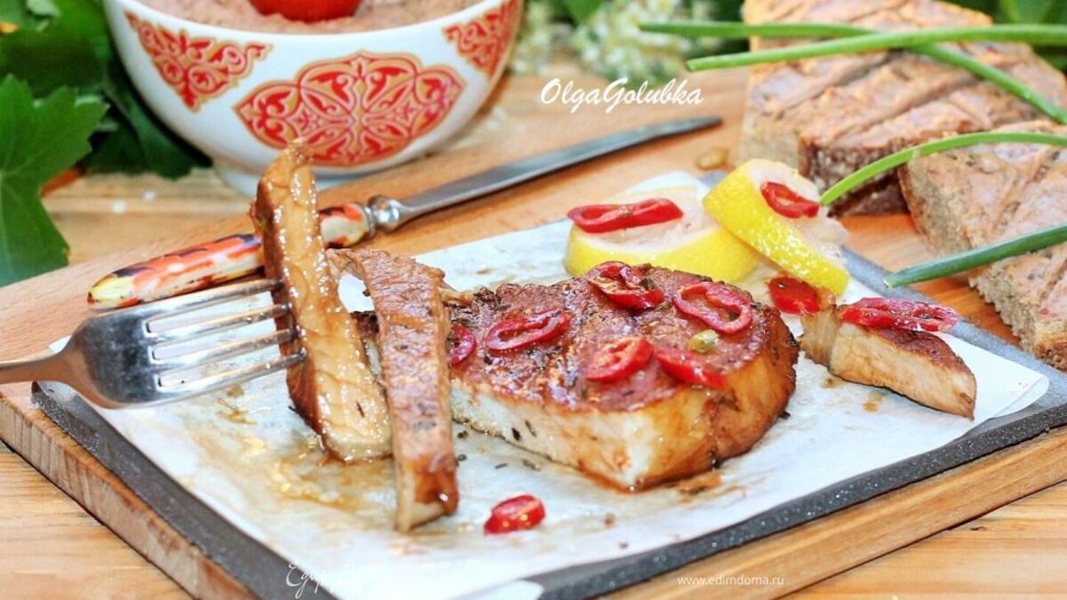 Стейк из свинины на гриле и закуска из фасоли