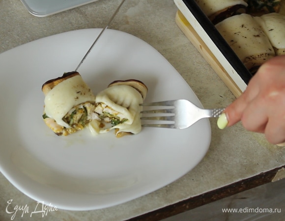Рулетики из баклажанов и кабачков с курицей Рулетики из баклажанов и кабачков с курицей