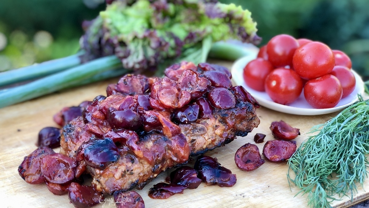Ребрышки барбекю с черешней на гриле