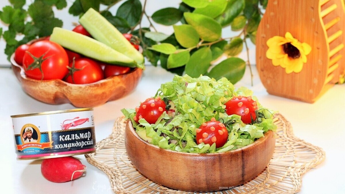 Салат с редисом, авокадо и кальмарами