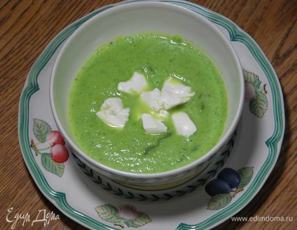 Зеленый суп из цукини с молодым чесноком и фетой