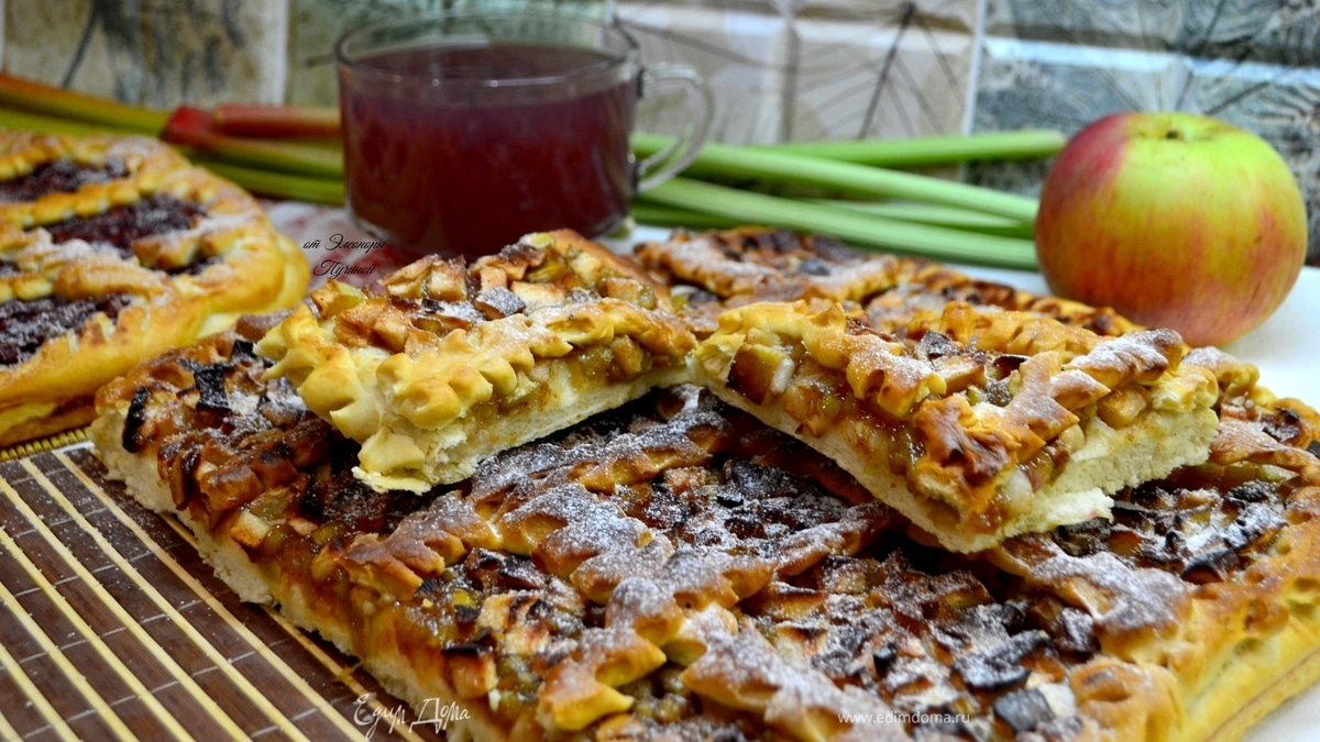 Пирог с яблоками и ревенем