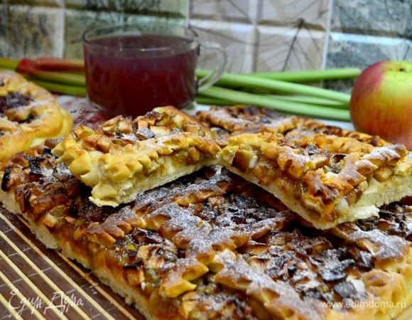 Пирог с яблоками и ревенем