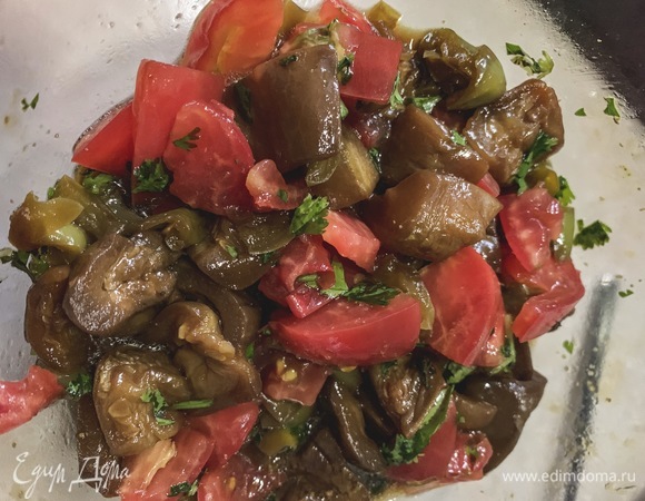 Сочный салат с баклажанами и болгарским перцем