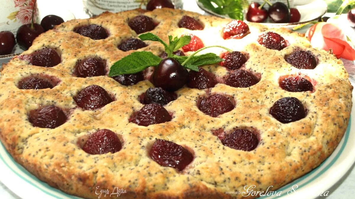 Маковая лепешка с черешней