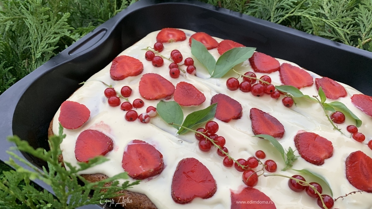 Кекс с белым шоколадом и клубникой