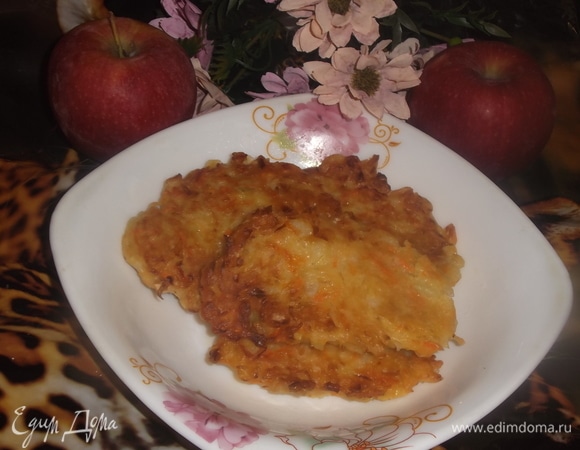 Капустные драники с яблоком и морковью