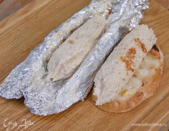 Куриные колбаски с пряным маслом и гренками Куриные колбаски с пряным маслом и гренками