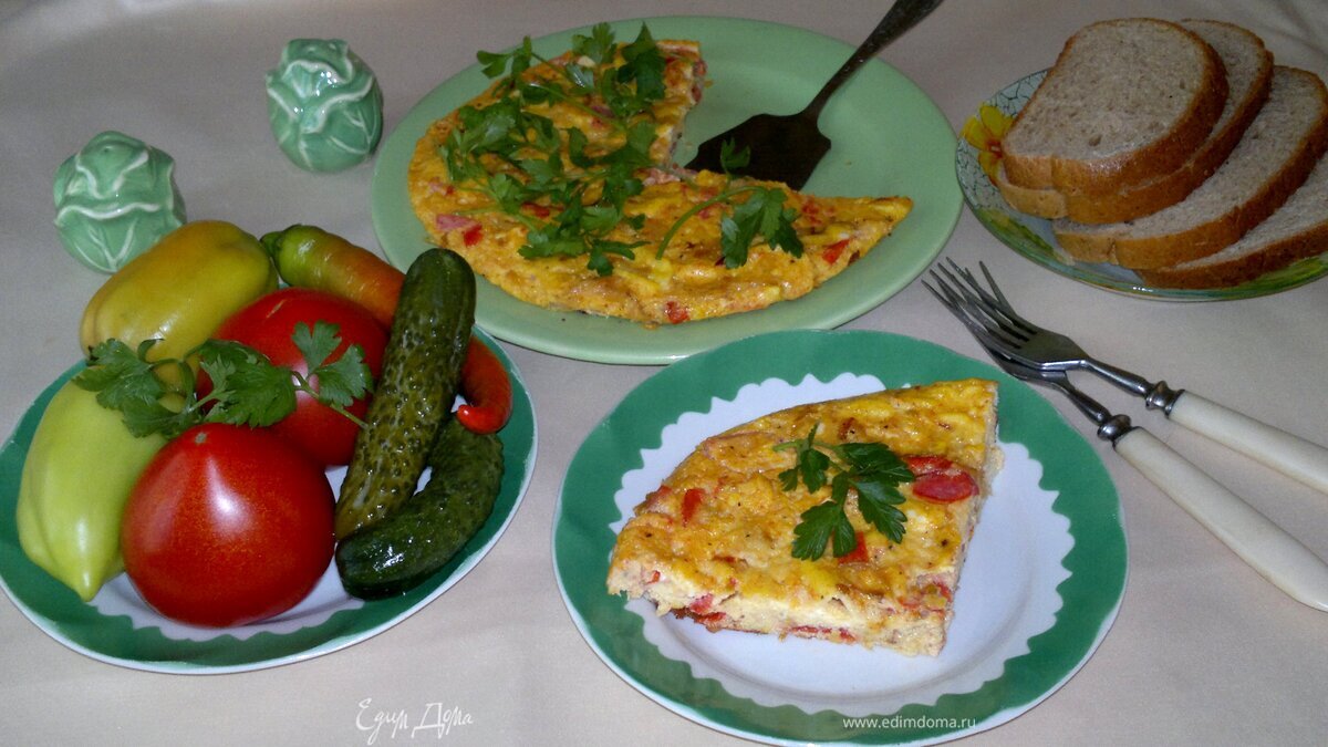 Омлет с луком и помидорами