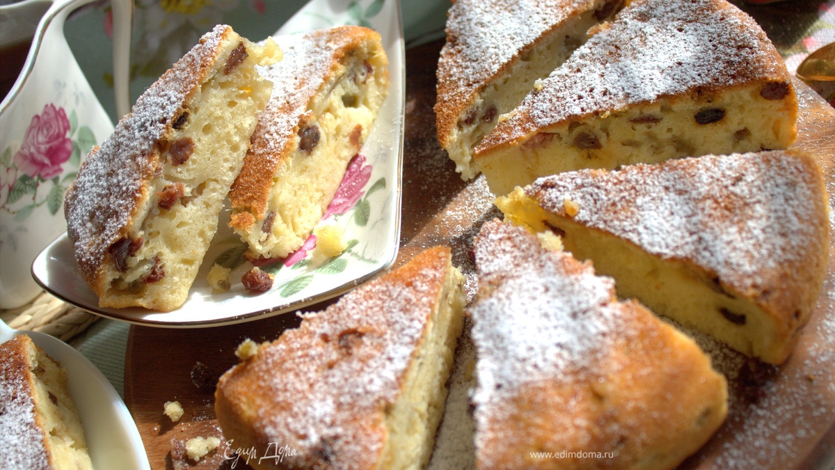 Шарлотка с ревенем и изюмом