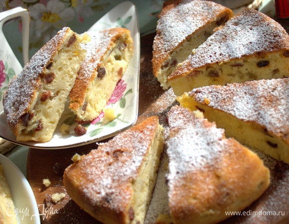 Шарлотка с ревенем и изюмом Шарлотка с ревенем и изюмом