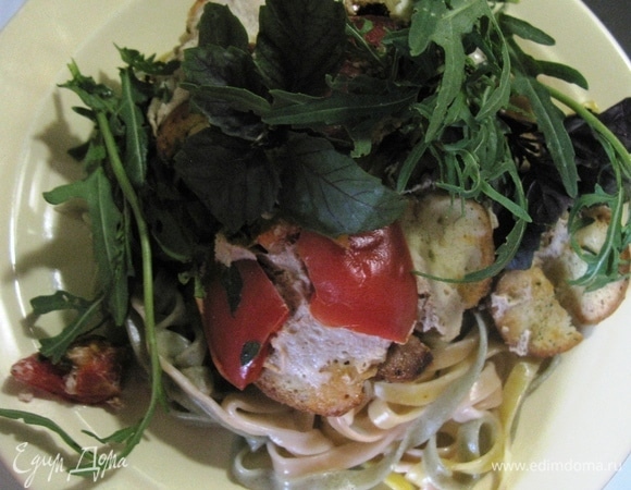 Итальянская цветная паста с омлетом и зеленью