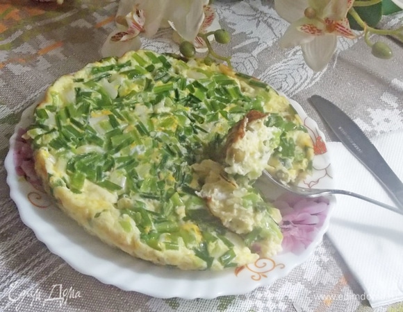 Омлет с луком и зеленым горошком