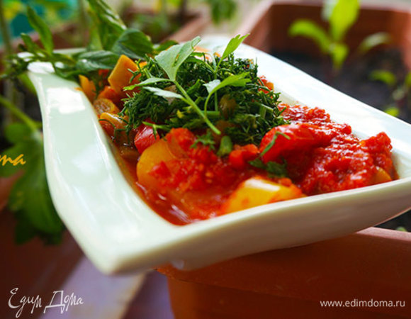 Зеленая фасоль с картофелем в томатном соусе