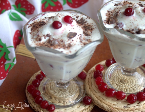 Молочное мороженое с клюквой и шоколадом