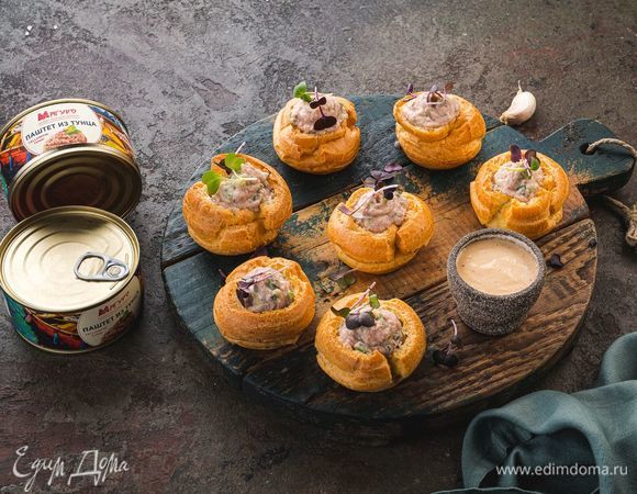 Профитроли с паштетом из тунца под ореховым соусом