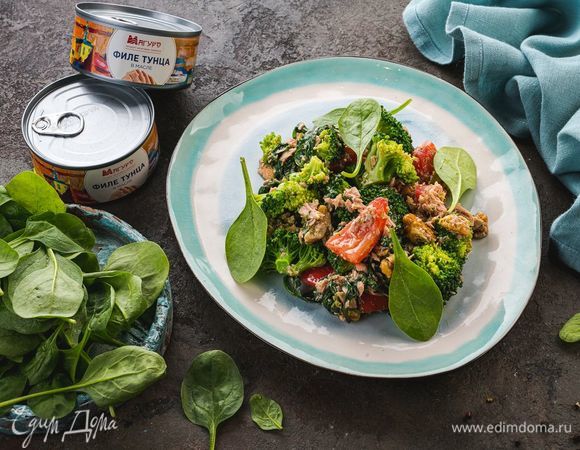 Теплый салат с тунцом и соусом песто