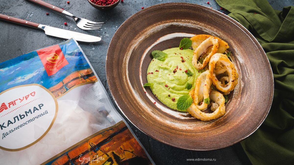 Кальмары по-андалузски с пюре из зеленого горошка