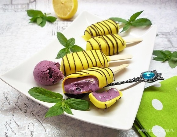 Эскимо с черной смородиной и лимонной цедрой