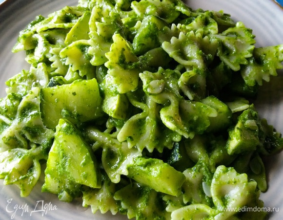 Фарфалле с кабачками и зеленым соусом Фарфалле с кабачками и зеленым соусом