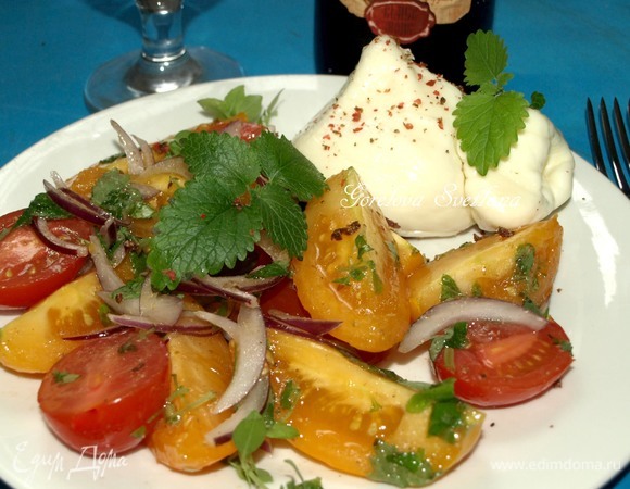 Салат из помидоров с сыром буррата и мелиссой Салат из помидоров с сыром буррата и мелиссой