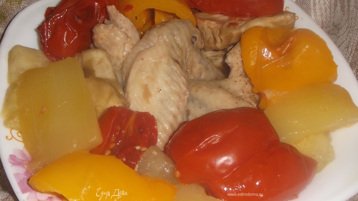 Куриные крылья, запеченные в овощах