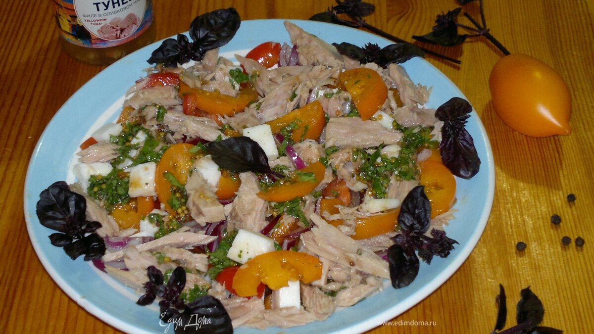 Салат с тунцом, овощами и брынзой под пикантной заправкой