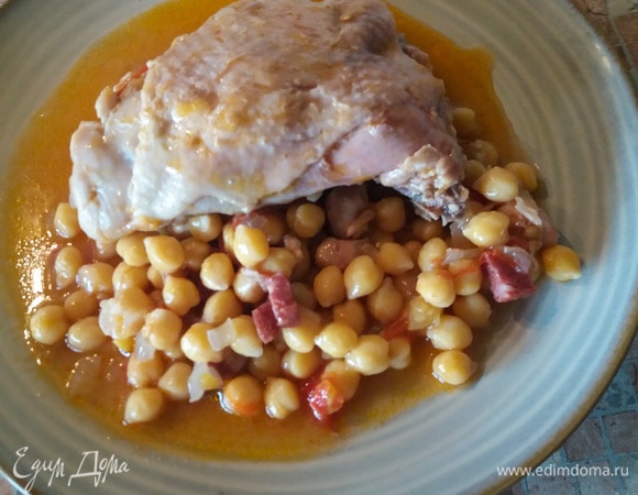 Куриные бедра с нутом