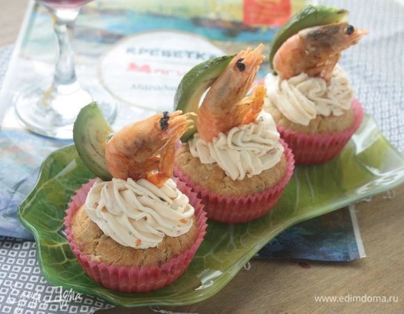 Закусочные кексы с креветками и авокадо