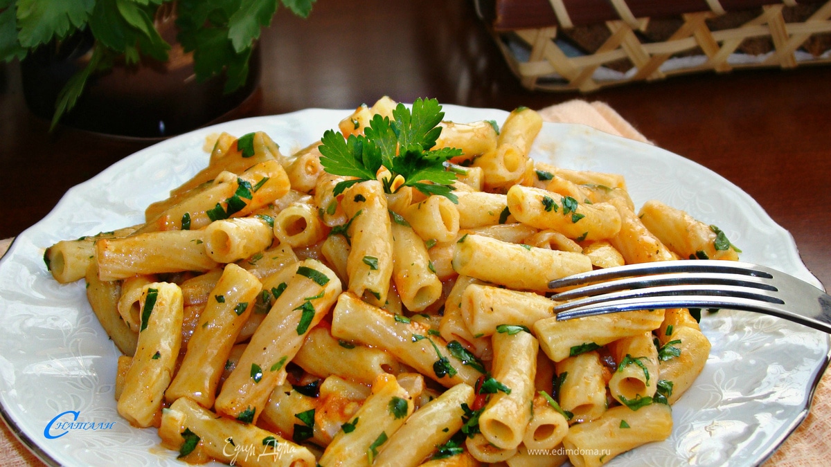 Макароны, тушенные в сковороде