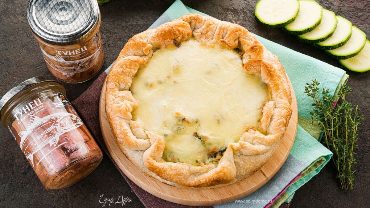 Открытый пирог с тунцом и кабачками