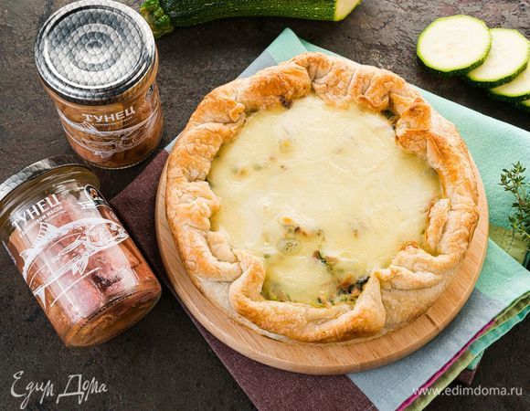 Открытый пирог с тунцом и кабачками