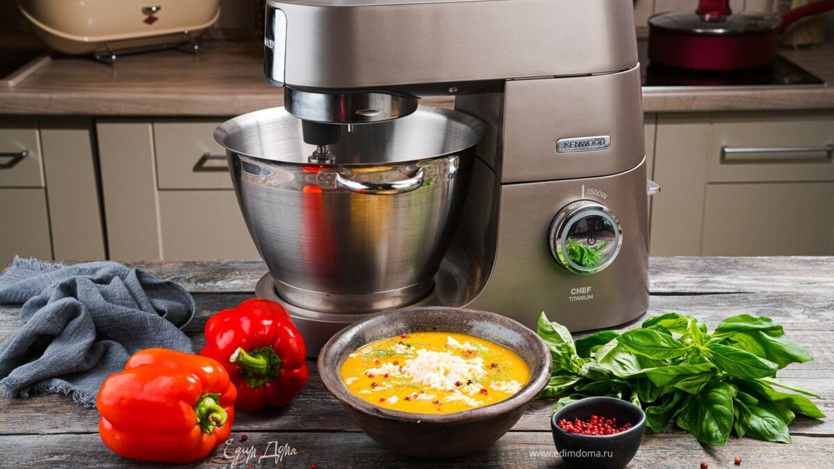 Овощной крем-суп с запеченным перцем и сыром