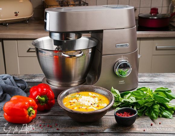 Овощной крем-суп с запеченным перцем и сыром