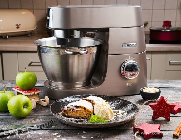 Штрудель с яблоками и изюмом Штрудель с яблоками и изюмом