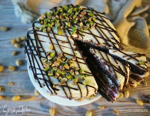 Шоколадный торт с малиной и фисташками