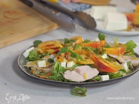Свежий салат с индейкой, персиками и фетой