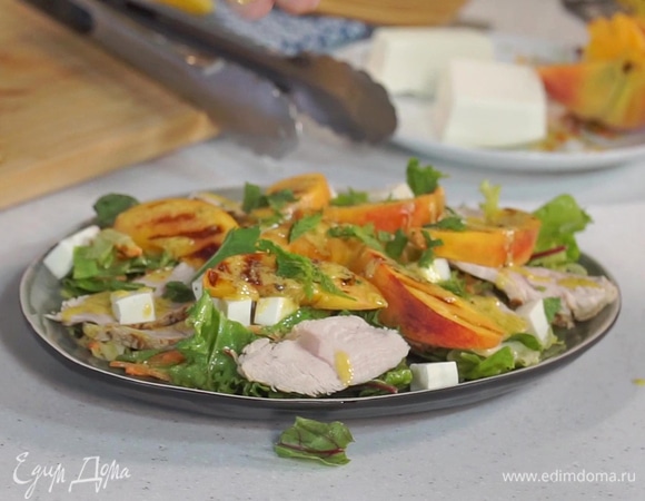 Свежий салат с индейкой, персиками и фетой