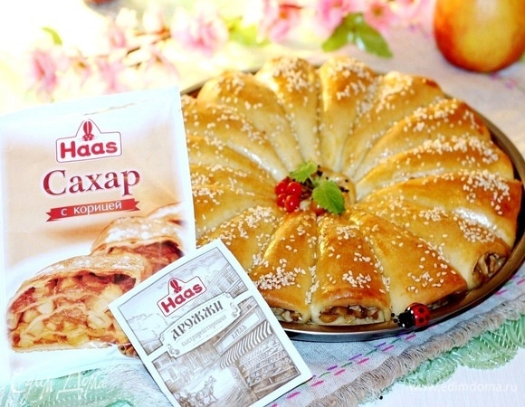 Пирог с корицей и карамельными яблоками