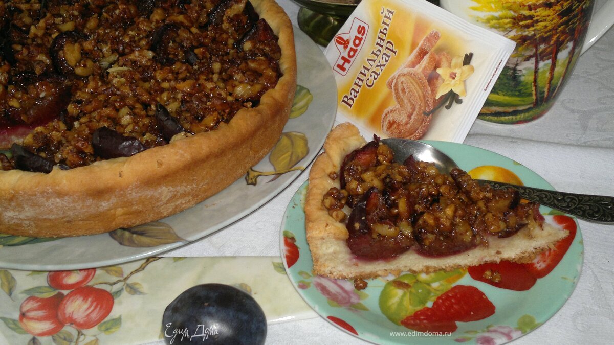 Пирог со сливами и орехами