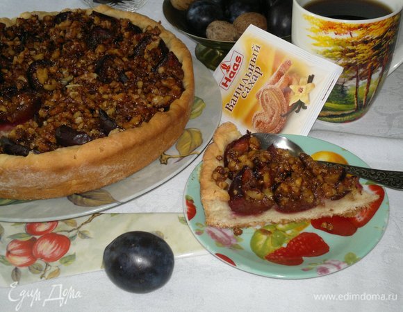 Пирог со сливами и орехами