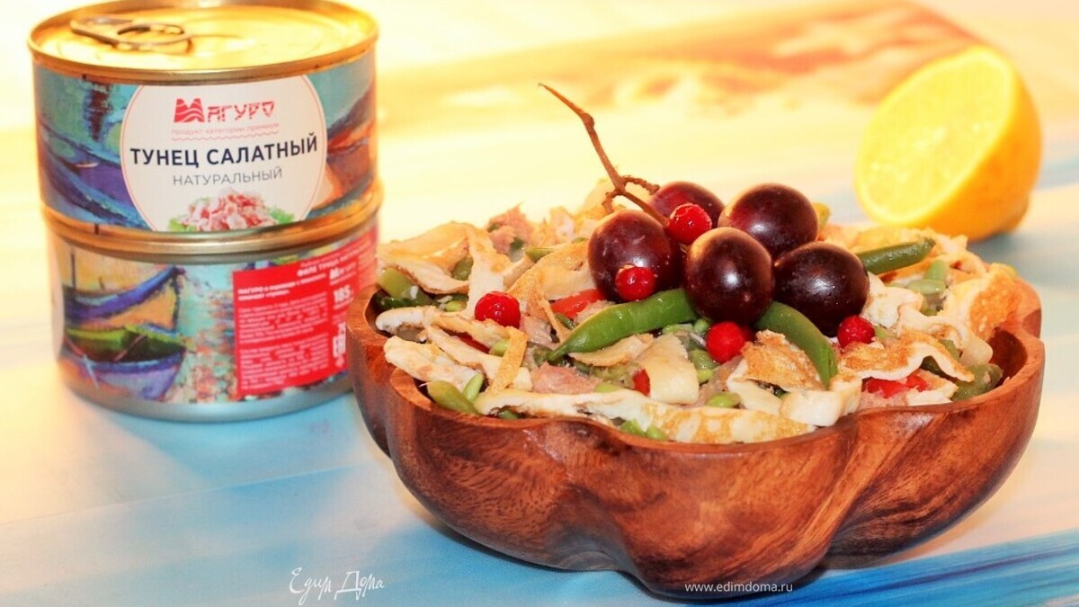 Салат с тунцом, стручковой фасолью и блинами
