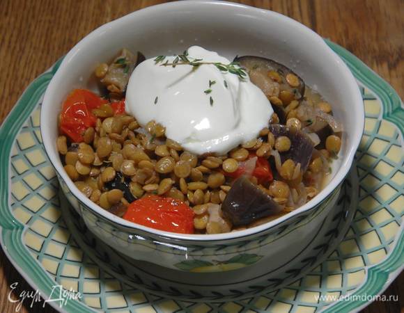 Зеленая чечевица, томленная с баклажанами и помидорами