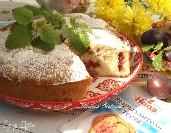 Пирог со сливами и мелиссой