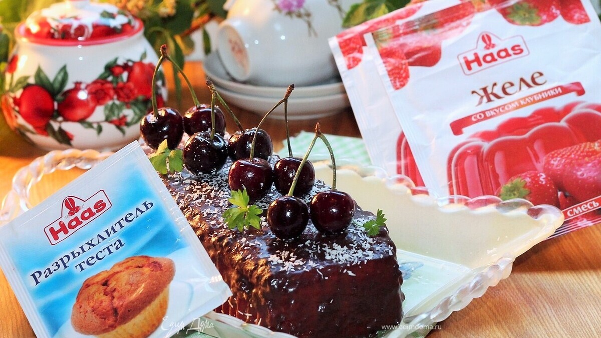 Торт с клубничным желе и шоколадом