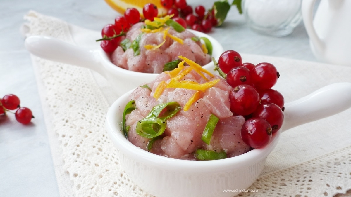 Тартар из тунца с красной смородиной