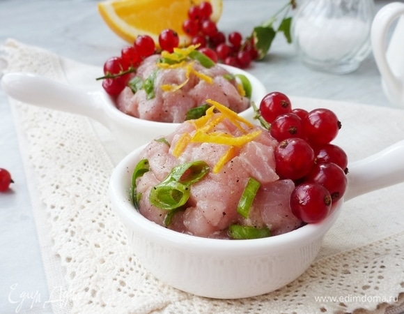 Тартар из тунца с красной смородиной Тартар из тунца с красной смородиной