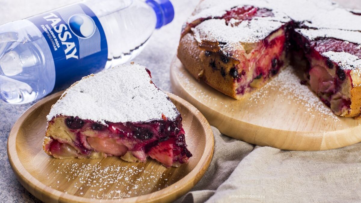 Пирог с черной смородиной и яблоками