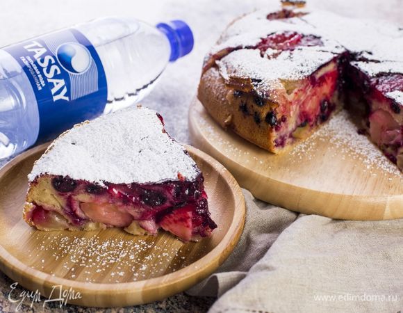 Пирог с черной смородиной и яблоками
